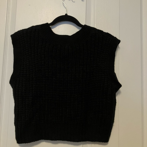 Forever 21 black cropped chunky cable knit sweater vest - Picture 2 of 3